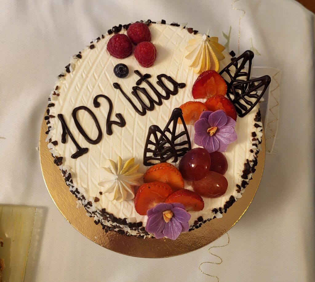 Tort z okazji 102 lat